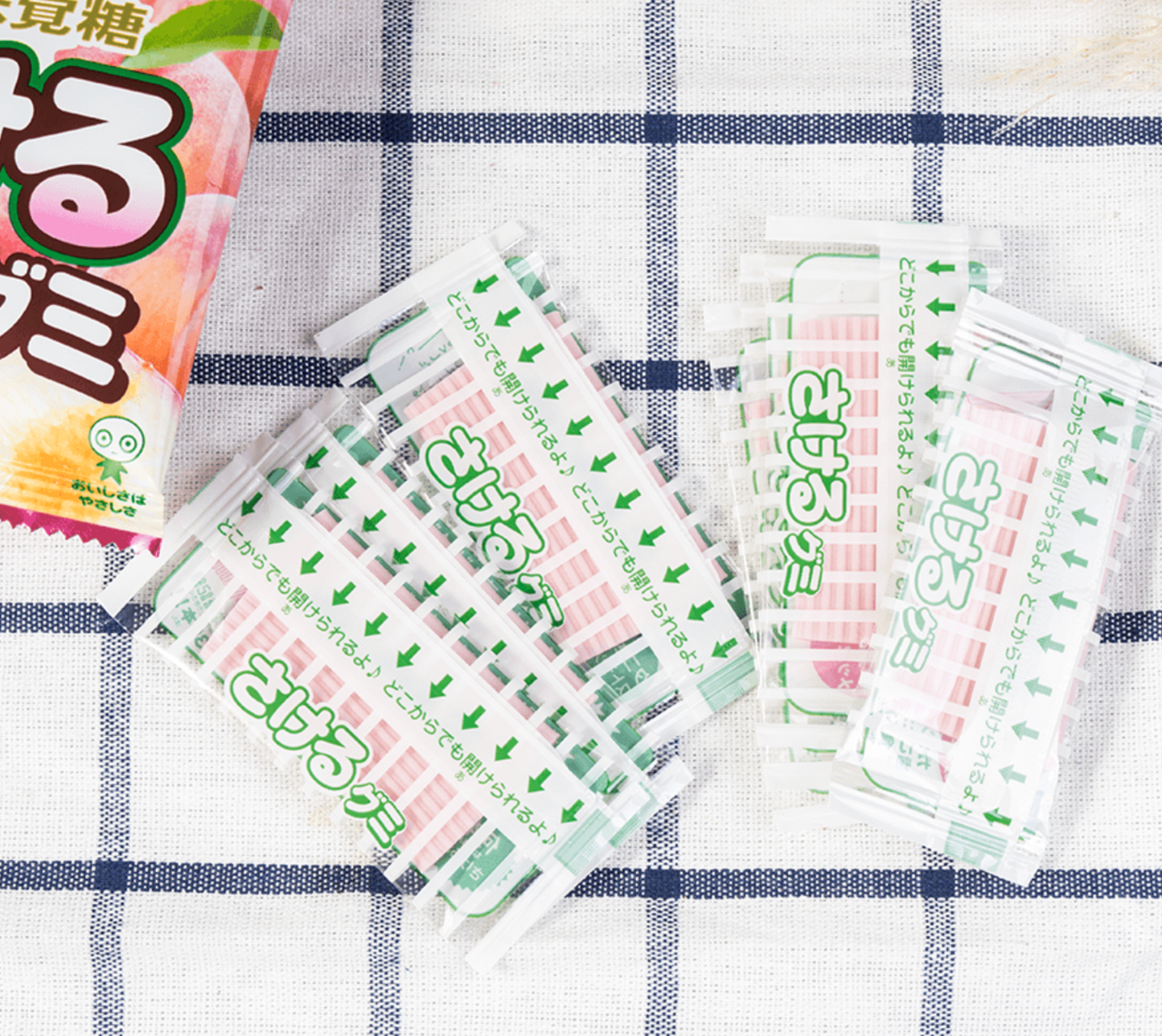 UHA Mikakuto Sakeru White Peach Gummy Candy 7 Pieces 32.9g - Pack of Four (4)