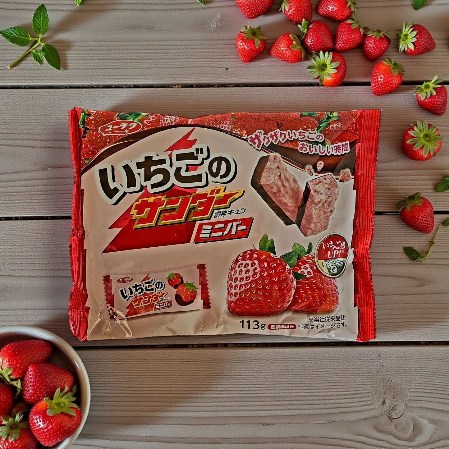 Yuraku Ichigo Thunder Mini Bar- Mini Chocolate Bar, Strawberry Flavor, 3.9 oz / 113g